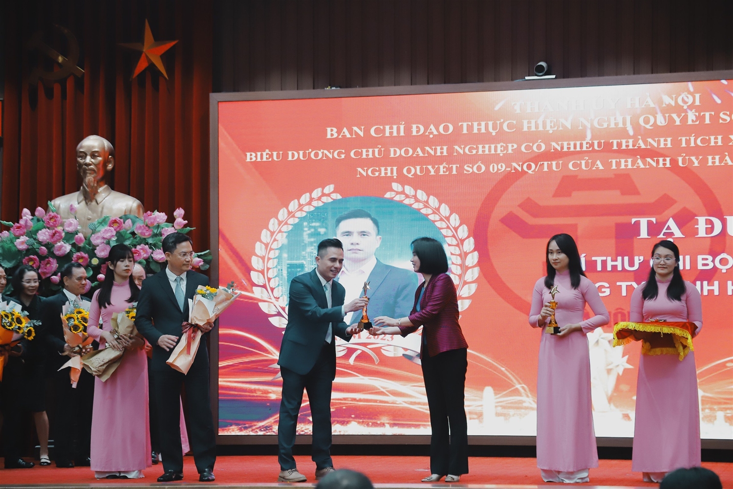 Đ/c Tạ Đức Sơn - Bí thư đảng uỷ, Tổng Giám Đốc Công ty TNHH Hanopro (Việt Nam) lên nhận giải thưởng