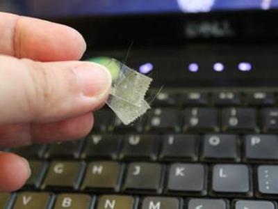 Bí quyết làm sạch máy tính đơn giản từ băng dính