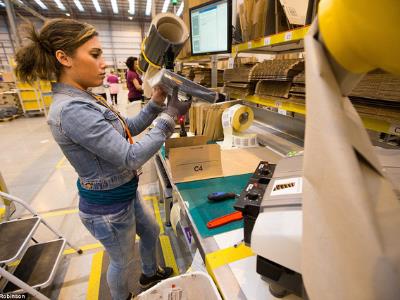 Amazon dùng robot hỗ trợ công nhân trong công việc